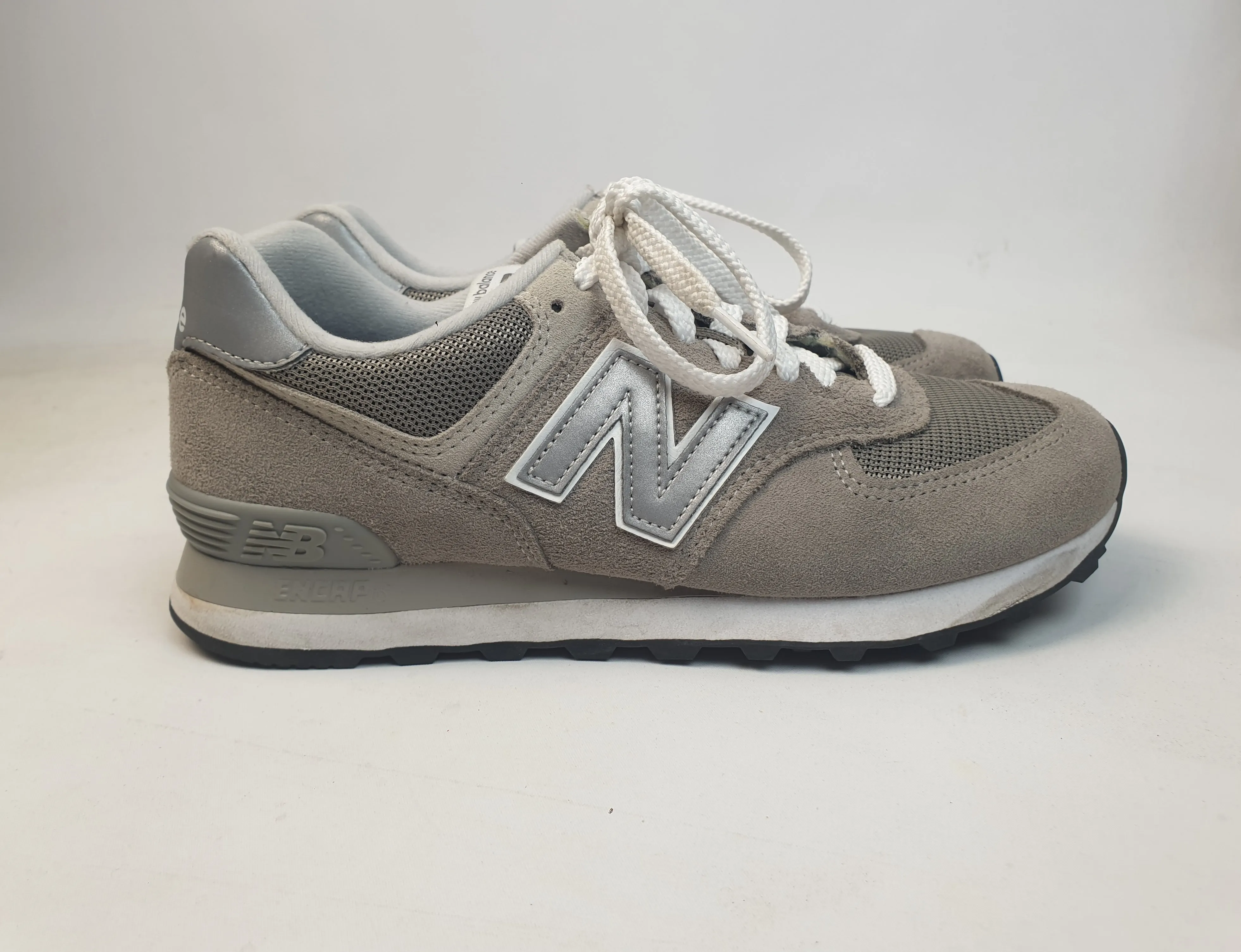 New balance classic 574 in grey/white sneakers size US 8.5