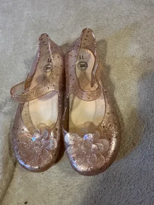 Wonder nation pink jelly Shoes w flower. Size 11 - size Shoes:      11 & 11.5 (Little Kid)
